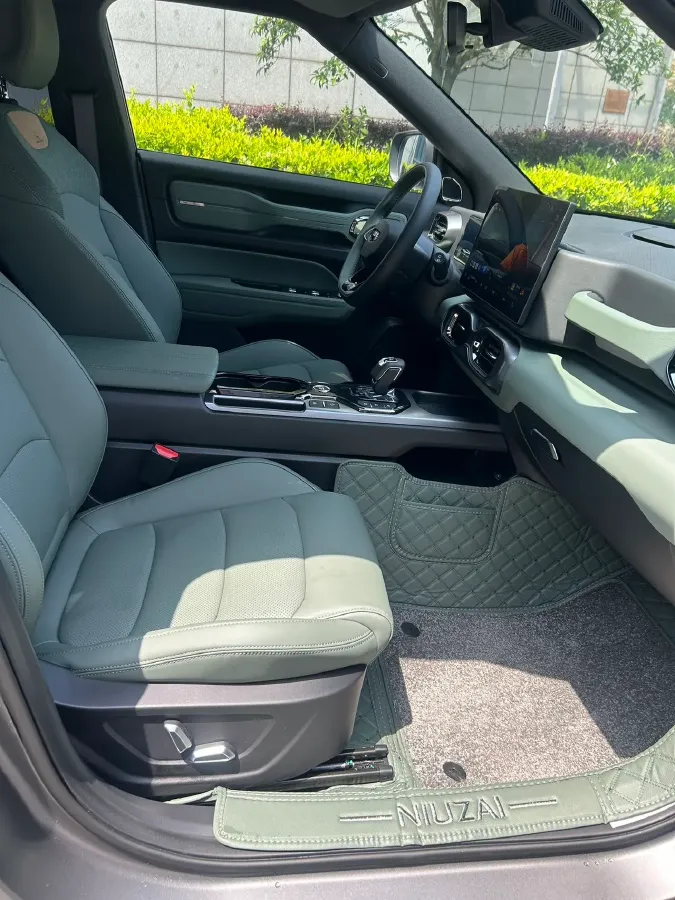 2025 Geely Cowboy 1.5T 181HP L4 7DCT,autocango,china used car exporter,china ev exporter,chinese used car exporter,chinese used ev exporter