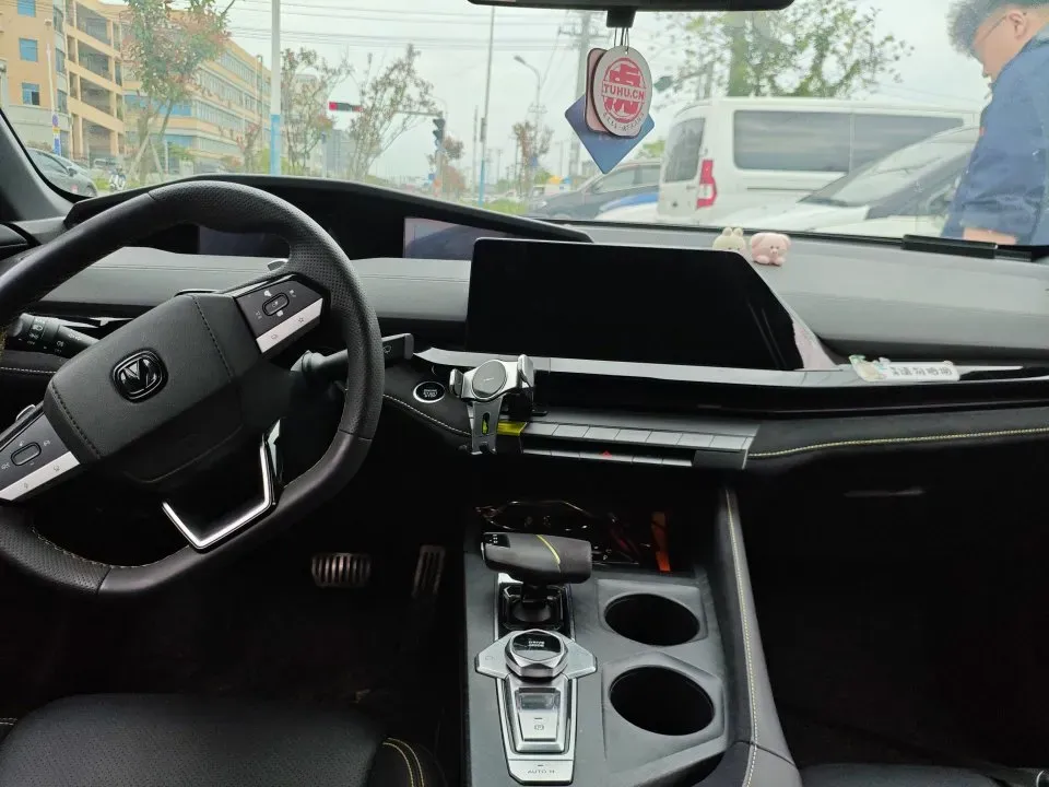 2022 ChangAn UNI-V 1.5T 188HP L4 7DCT,autocango,china used car exporter,china ev exporter,chinese used car exporter,chinese used ev exporter