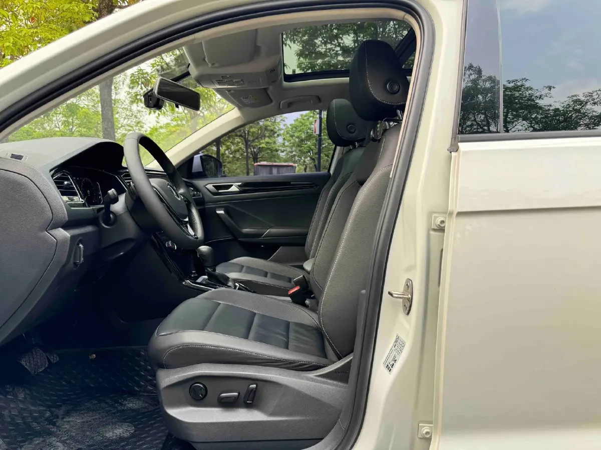 2022 Volkswagen T-Roc 1.4T 150HP L4 7DCT,autocango,china used car exporter,china ev exporter,chinese used car exporter,chinese used ev exporter