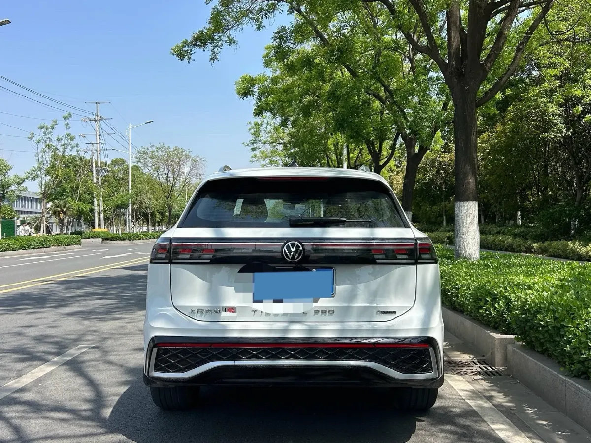 2024 Volkswagen Tiguan L 2.0T 220HP L4 7DCT,autocango,china used car exporter,china ev exporter,chinese used car exporter,chinese used ev exporter