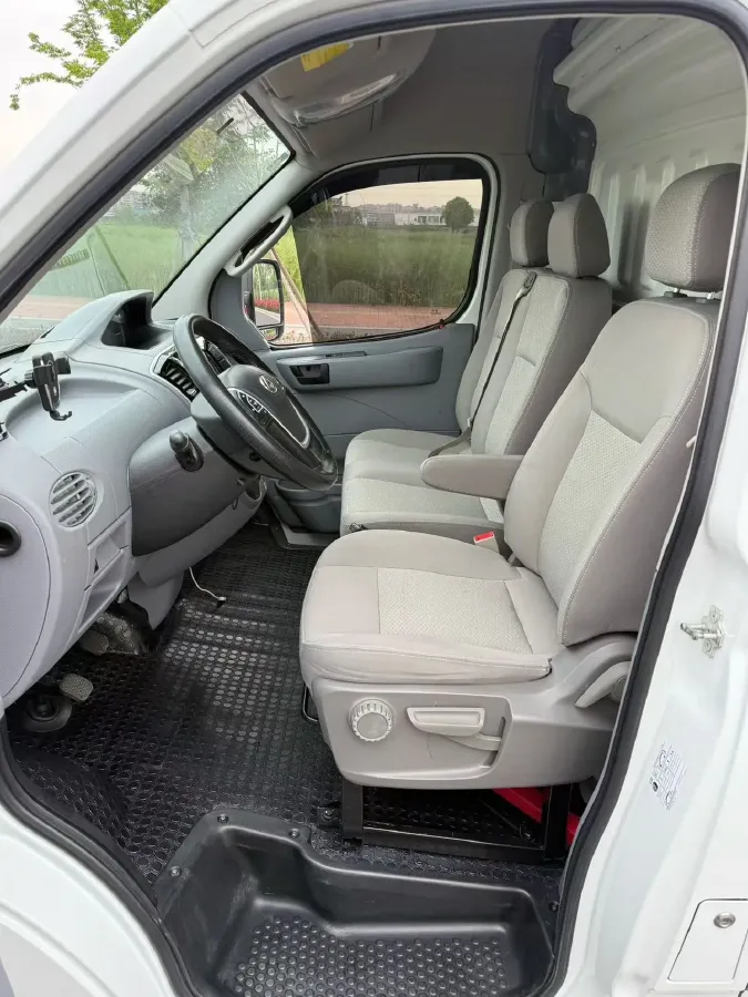 2021 MAXUS XinTu V80 2.0T 127HP L4 6MT,autocango,china used car exporter,china ev exporter,chinese used car exporter,chinese used ev exporter