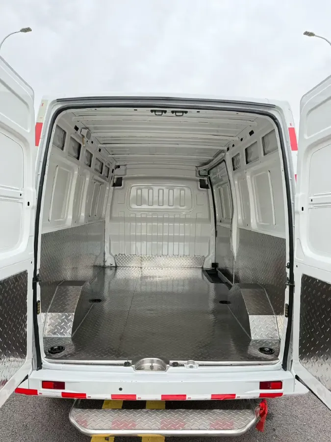 2021 MAXUS XinTu V80 2.0T 127HP L4 6MT,autocango,china used car exporter,china ev exporter,chinese used car exporter,chinese used ev exporter