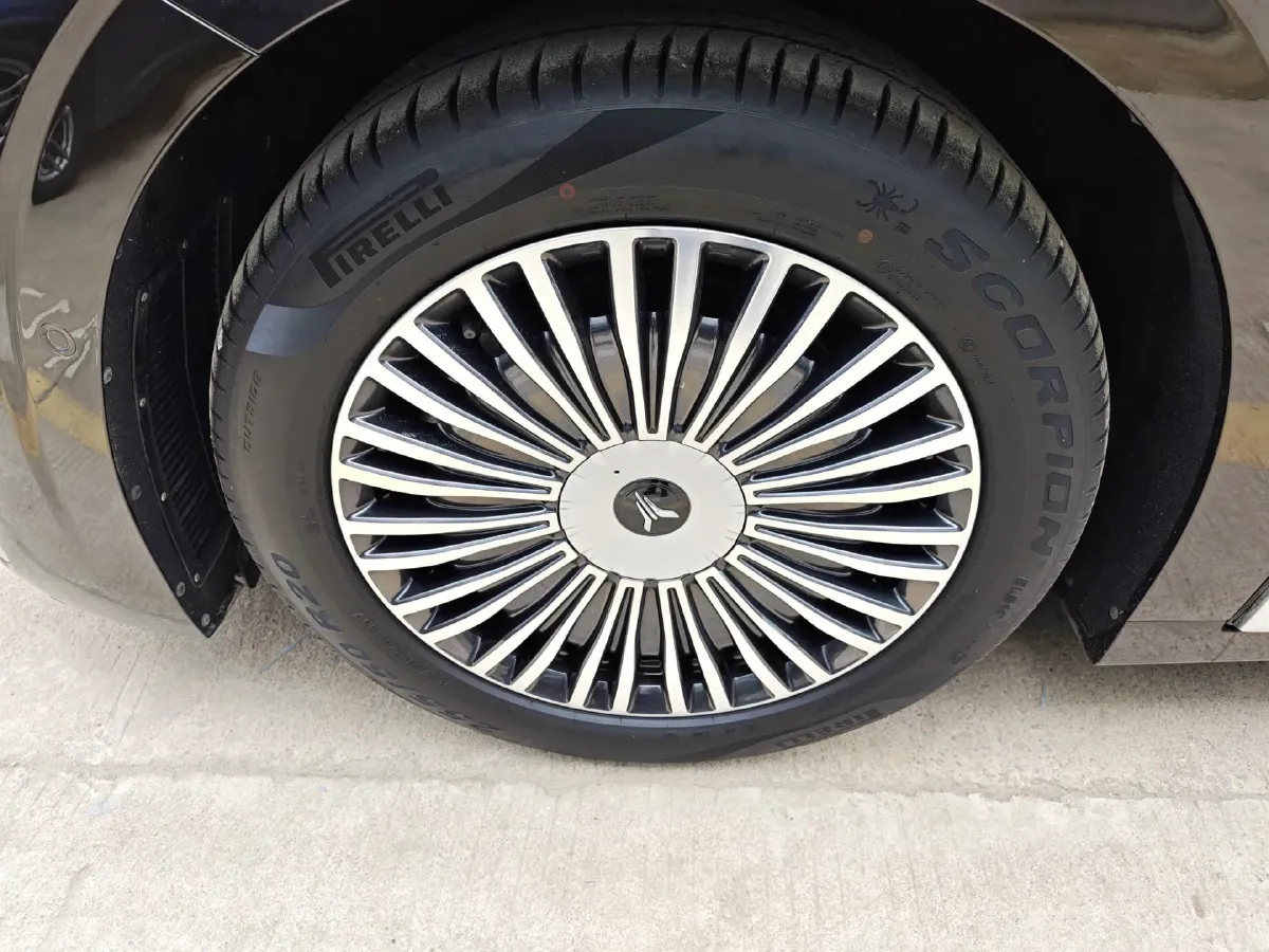 2025 Voyah Dream 1.5T 150HP L4 PHEV 41.7KWH,autocango,china used car exporter,china ev exporter,chinese used car exporter,chinese used ev exporter