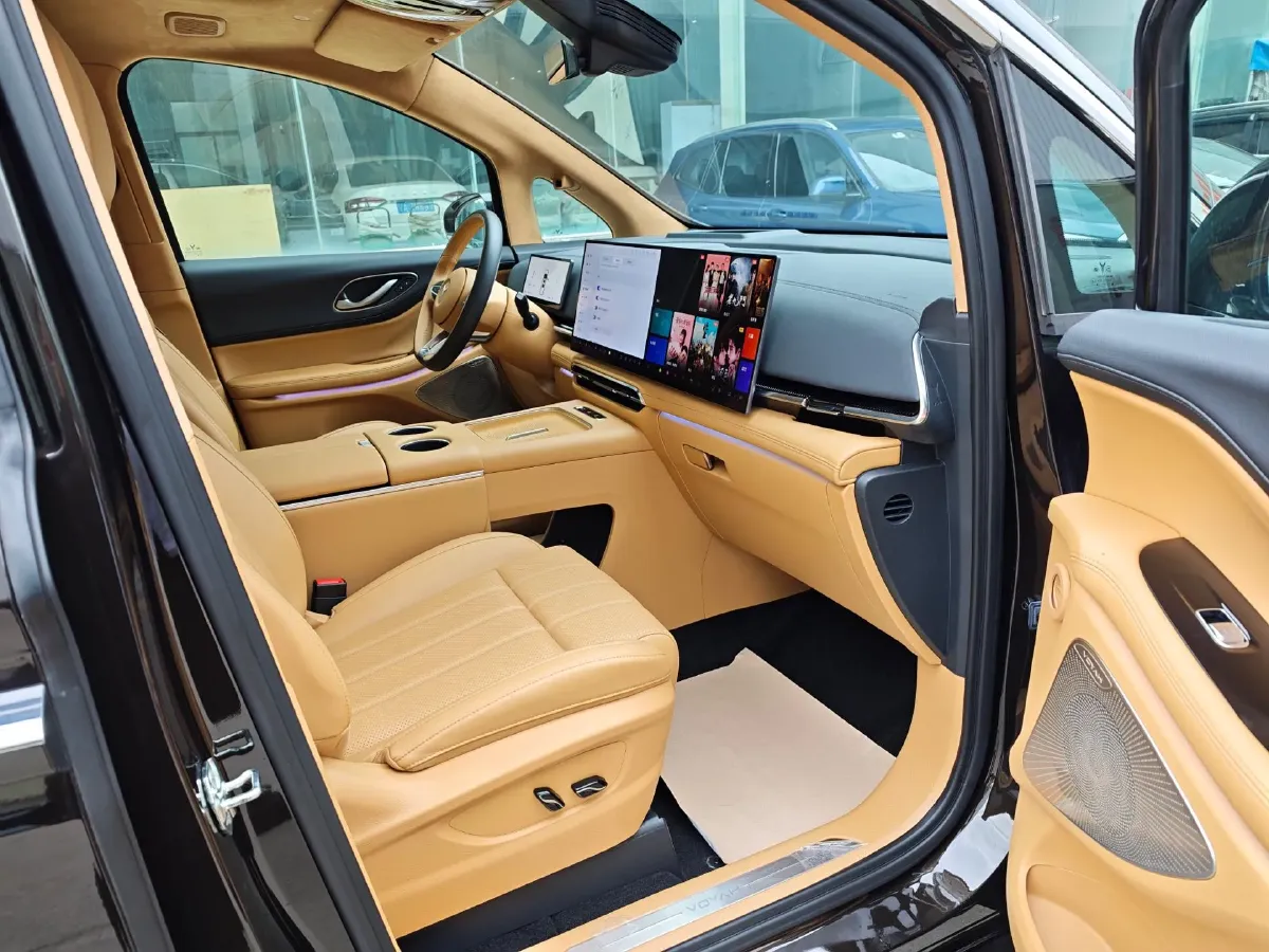 2025 Voyah Dream 1.5T 150HP L4 PHEV 41.7KWH,autocango,china used car exporter,china ev exporter,chinese used car exporter,chinese used ev exporter