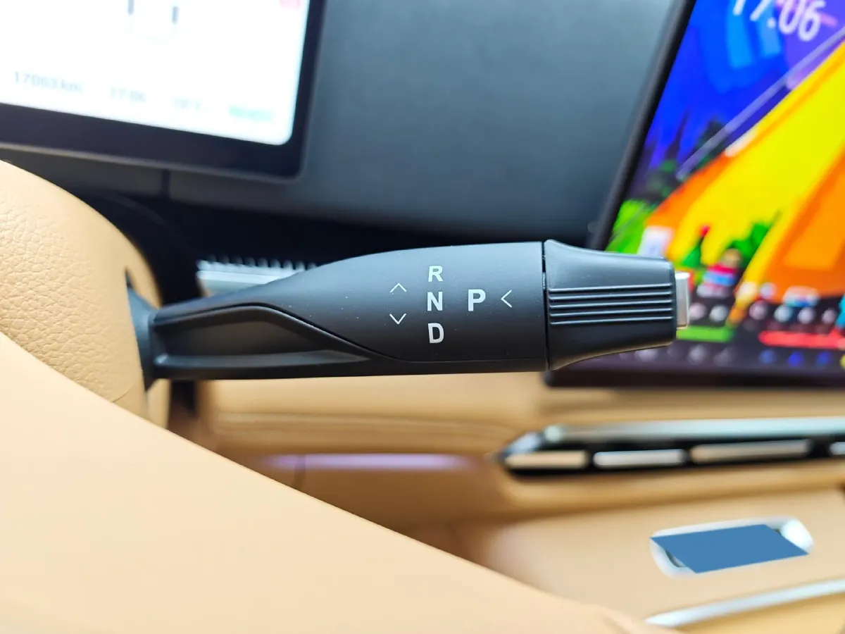 2025 Voyah Dream 1.5T 150HP L4 PHEV 41.7KWH,autocango,china used car exporter,china ev exporter,chinese used car exporter,chinese used ev exporter