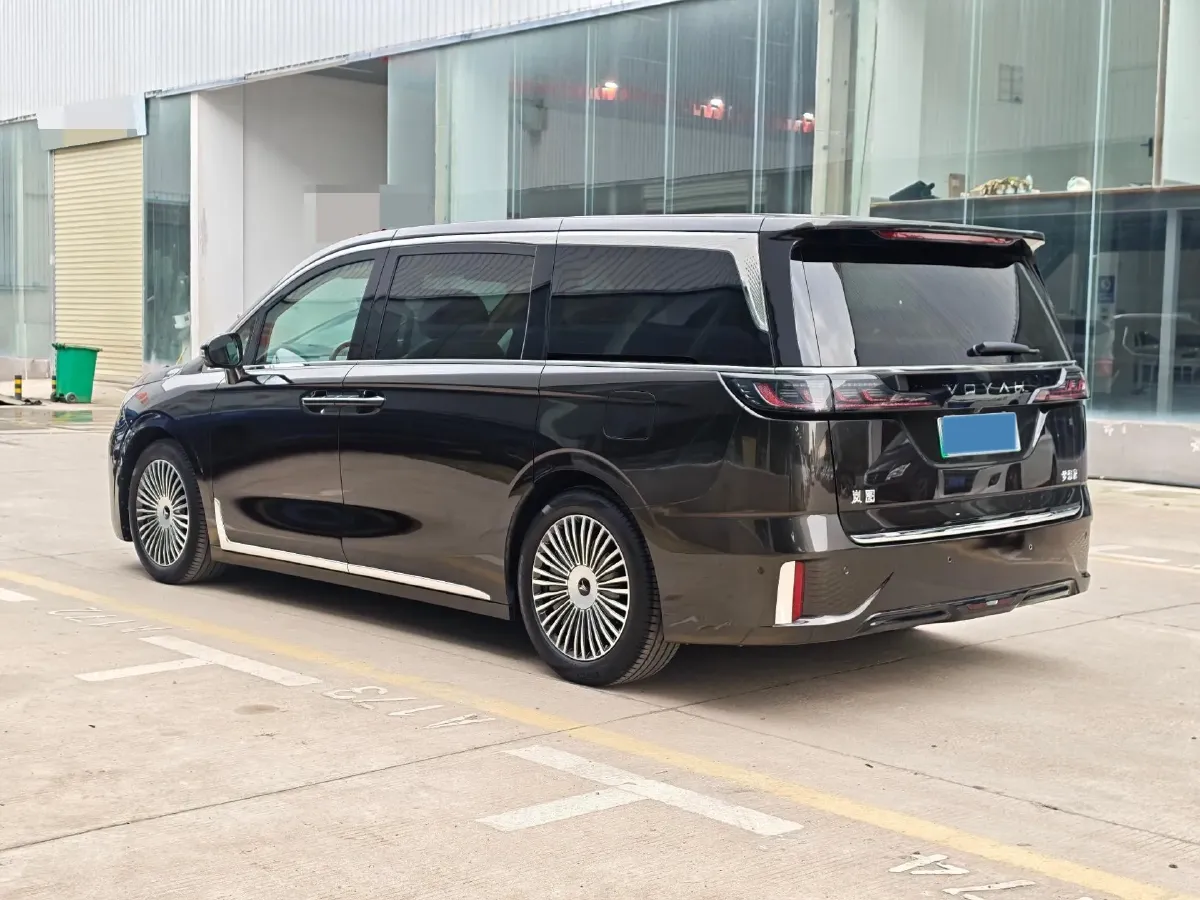 2025 Voyah Dream 1.5T 150HP L4 PHEV 41.7KWH,autocango,china used car exporter,china ev exporter,chinese used car exporter,chinese used ev exporter