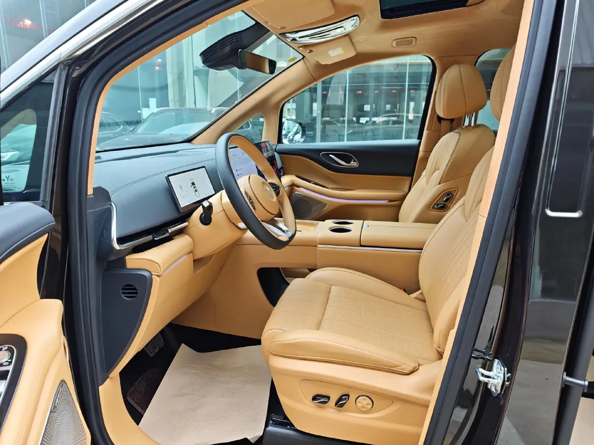 2025 Voyah Dream 1.5T 150HP L4 PHEV 41.7KWH,autocango,china used car exporter,china ev exporter,chinese used car exporter,chinese used ev exporter