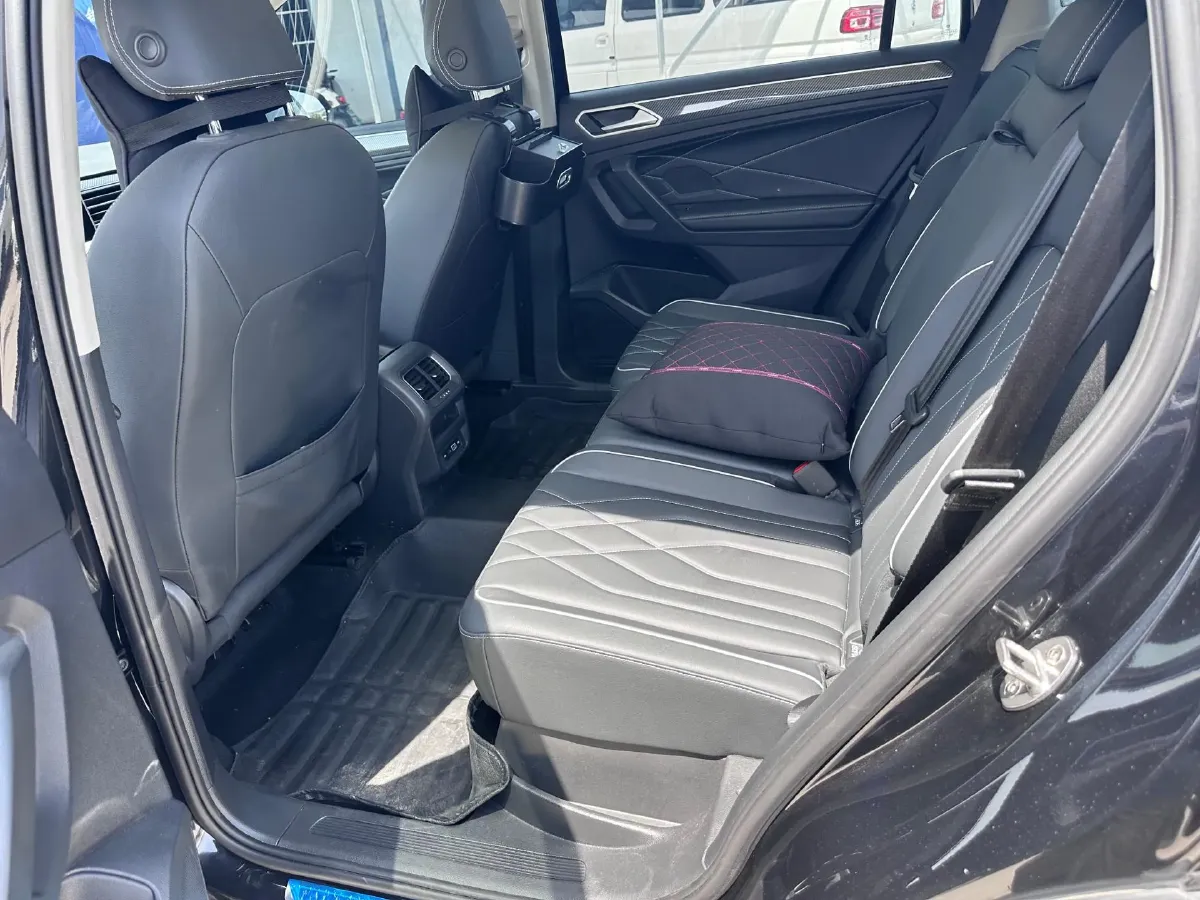 2025 Volkswagen Tiguan L 2.0T 186HP L4 7DCT,autocango,china used car exporter,china ev exporter,chinese used car exporter,chinese used ev exporter
