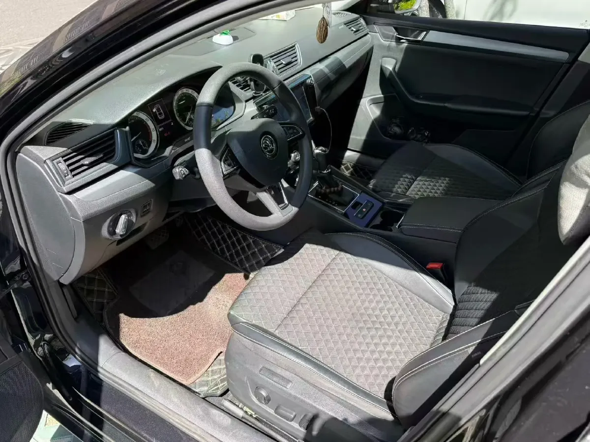 2018 Skoda Superb 1.8T 180HP L4 7DCT,autocango,china used car exporter,china ev exporter,chinese used car exporter,chinese used ev exporter