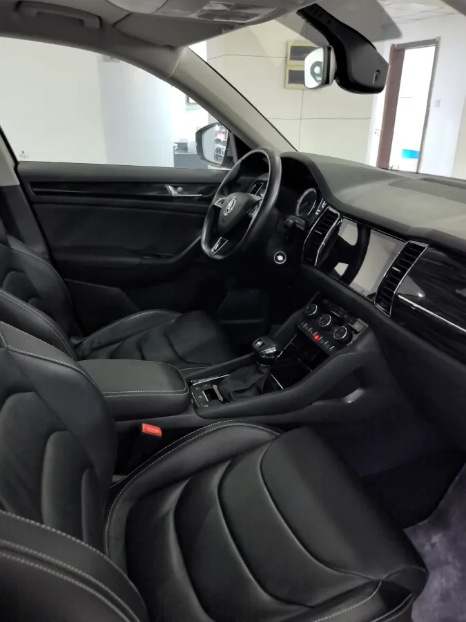 2019 Skoda Superb 2.0T 220HP L4 7DCT,autocango,china used car exporter,china ev exporter,chinese used car exporter,chinese used ev exporter