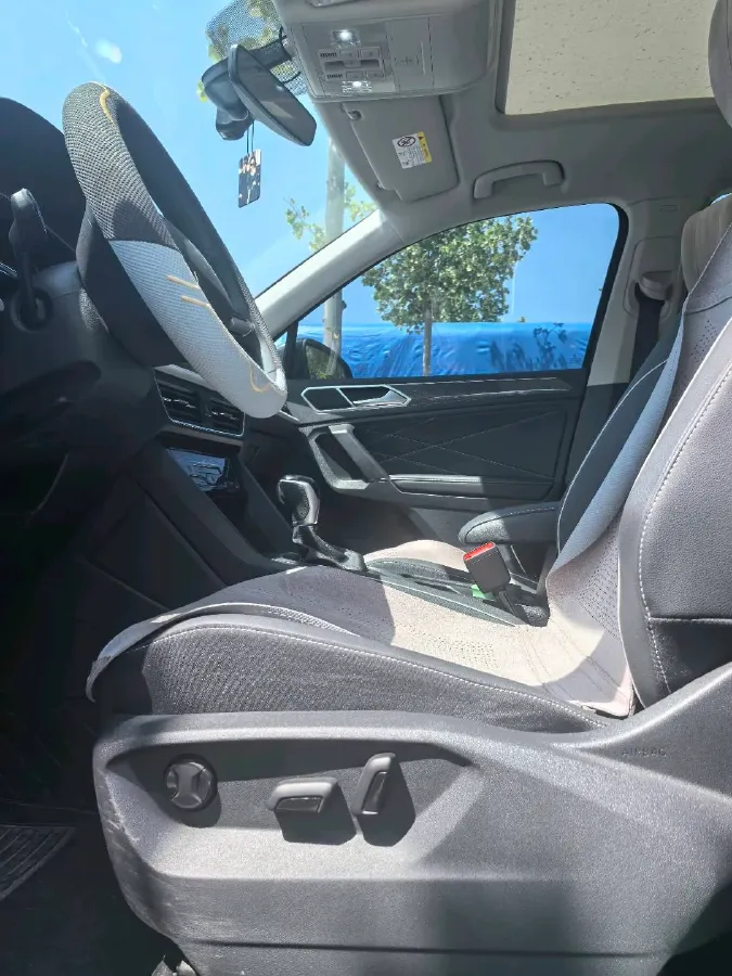 2024 Volkswagen Tiguan L 2.0T 186HP L4 7DCT,autocango,china used car exporter,china ev exporter,chinese used car exporter,chinese used ev exporter