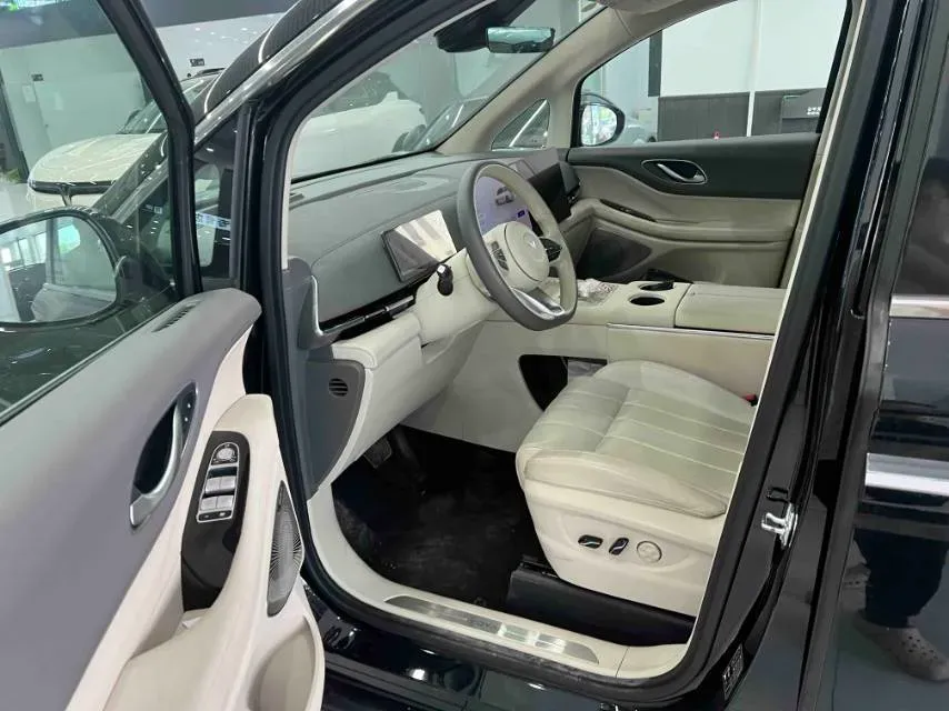 2025 Voyah Dream 1.5T 150HP L4 PHEV 41.7KWH,autocango,china used car exporter,china ev exporter,chinese used car exporter,chinese used ev exporter