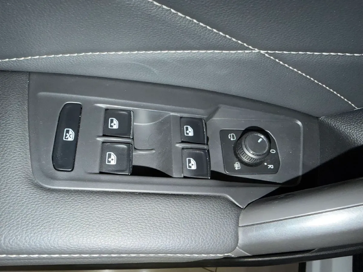 2024 Volkswagen Tiguan L 2.0T 186HP L4 7DCT,autocango,china used car exporter,china ev exporter,chinese used car exporter,chinese used ev exporter