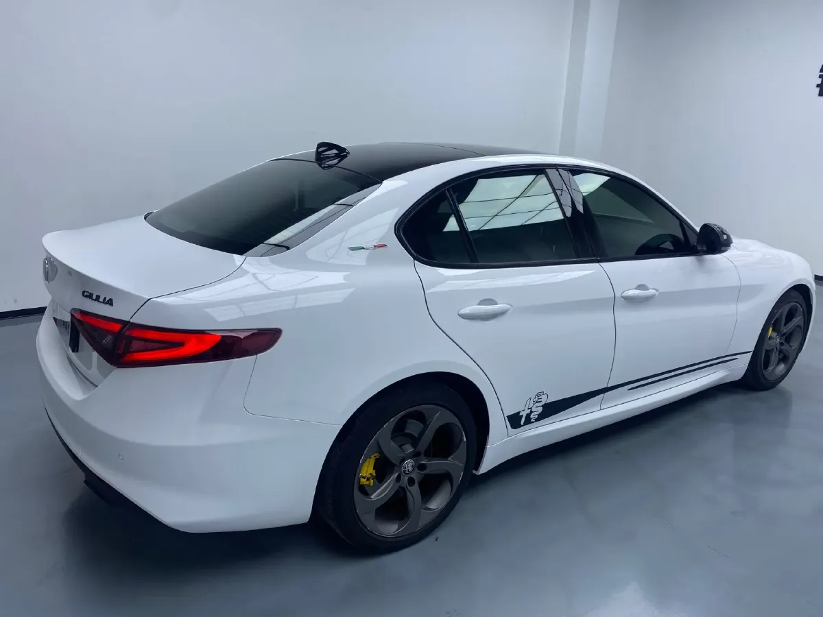 2020 Alfa Romeo Giulia 2.0T 280HP L4 8AT,autocango,china used car exporter,china ev exporter,chinese used car exporter,chinese used ev exporter