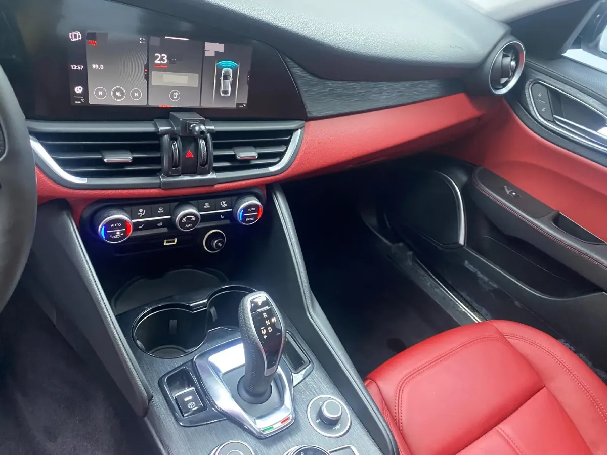2020 Alfa Romeo Giulia 2.0T 280HP L4 8AT,autocango,china used car exporter,china ev exporter,chinese used car exporter,chinese used ev exporter