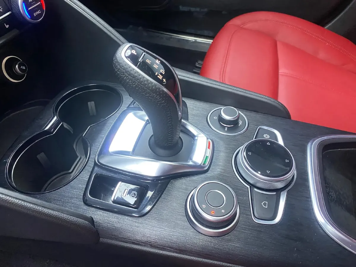 2020 Alfa Romeo Giulia 2.0T 280HP L4 8AT,autocango,china used car exporter,china ev exporter,chinese used car exporter,chinese used ev exporter