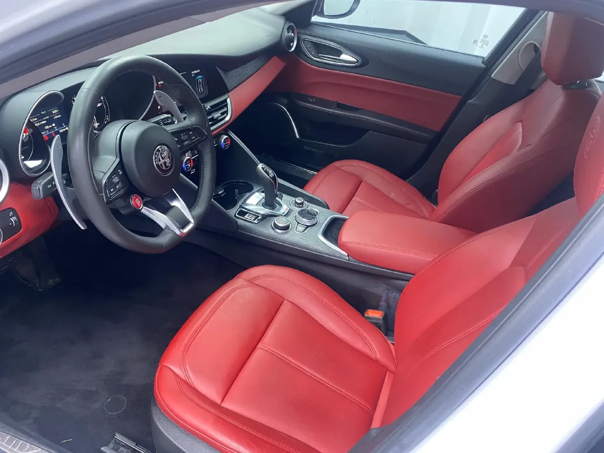 2020 Alfa Romeo Giulia 2.0T 280HP L4 8AT,autocango,china used car exporter,china ev exporter,chinese used car exporter,chinese used ev exporter