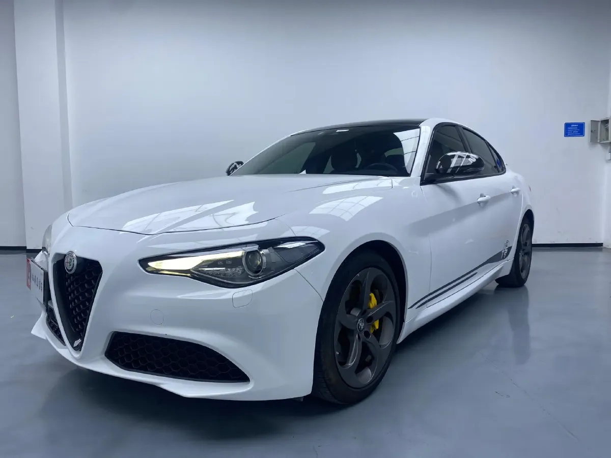 2020 Alfa Romeo Giulia 2.0T 280HP L4 8AT,autocango,china used car exporter,china ev exporter,chinese used car exporter,chinese used ev exporter