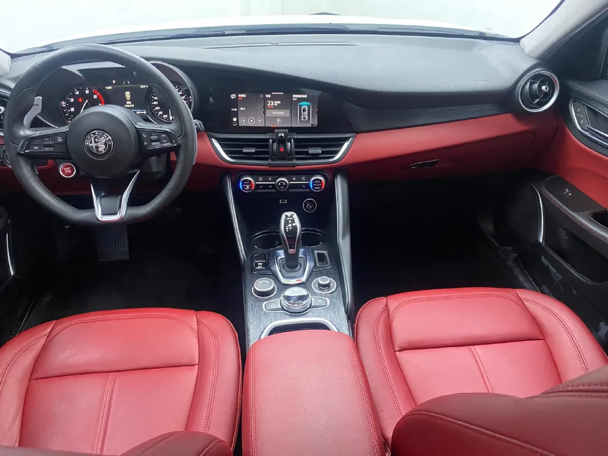 2020 Alfa Romeo Giulia 2.0T 280HP L4 8AT,autocango,china used car exporter,china ev exporter,chinese used car exporter,chinese used ev exporter