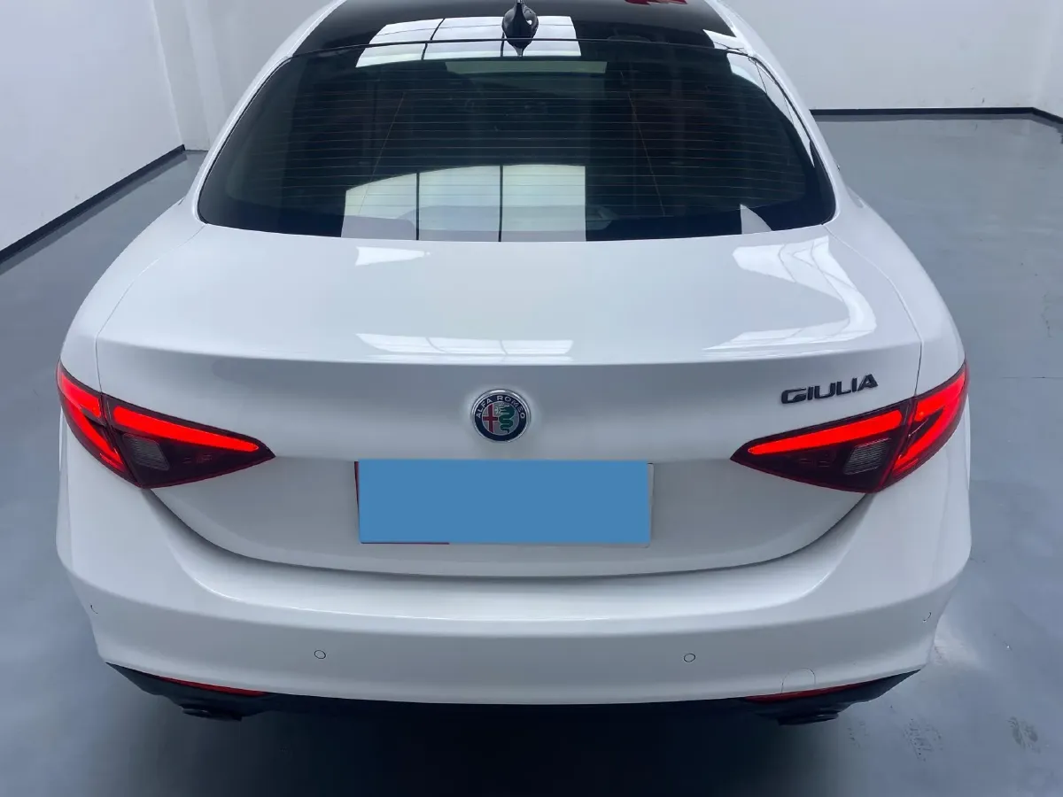 2020 Alfa Romeo Giulia 2.0T 280HP L4 8AT,autocango,china used car exporter,china ev exporter,chinese used car exporter,chinese used ev exporter