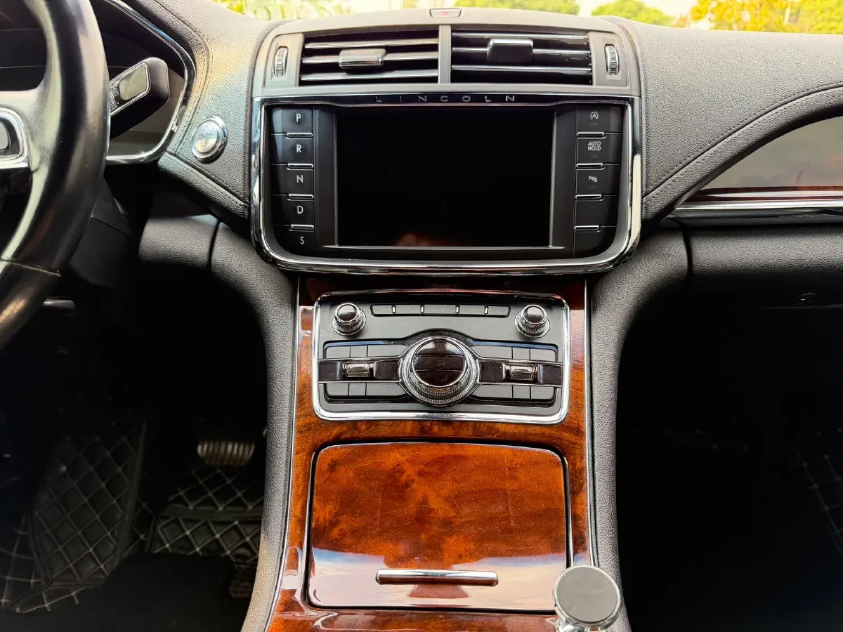 2018 Lincoln Continental 2.0T 261HP L4 6AT,autocango,china used car exporter,china ev exporter,chinese used car exporter,chinese used ev exporter