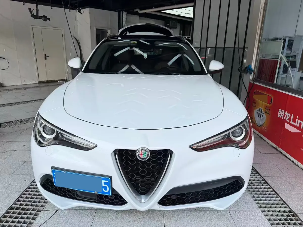 2017 Alfa Romeo Stelvio 2.0T 280HP L4 8AT,autocango,china used car exporter,china ev exporter,chinese used car exporter,chinese used ev exporter
