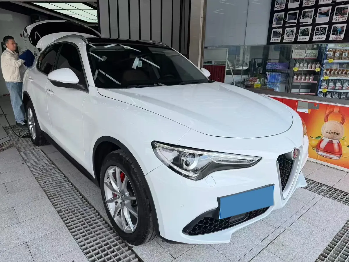 2017 Alfa Romeo Stelvio 2.0T 280HP L4 8AT,autocango,china used car exporter,china ev exporter,chinese used car exporter,chinese used ev exporter