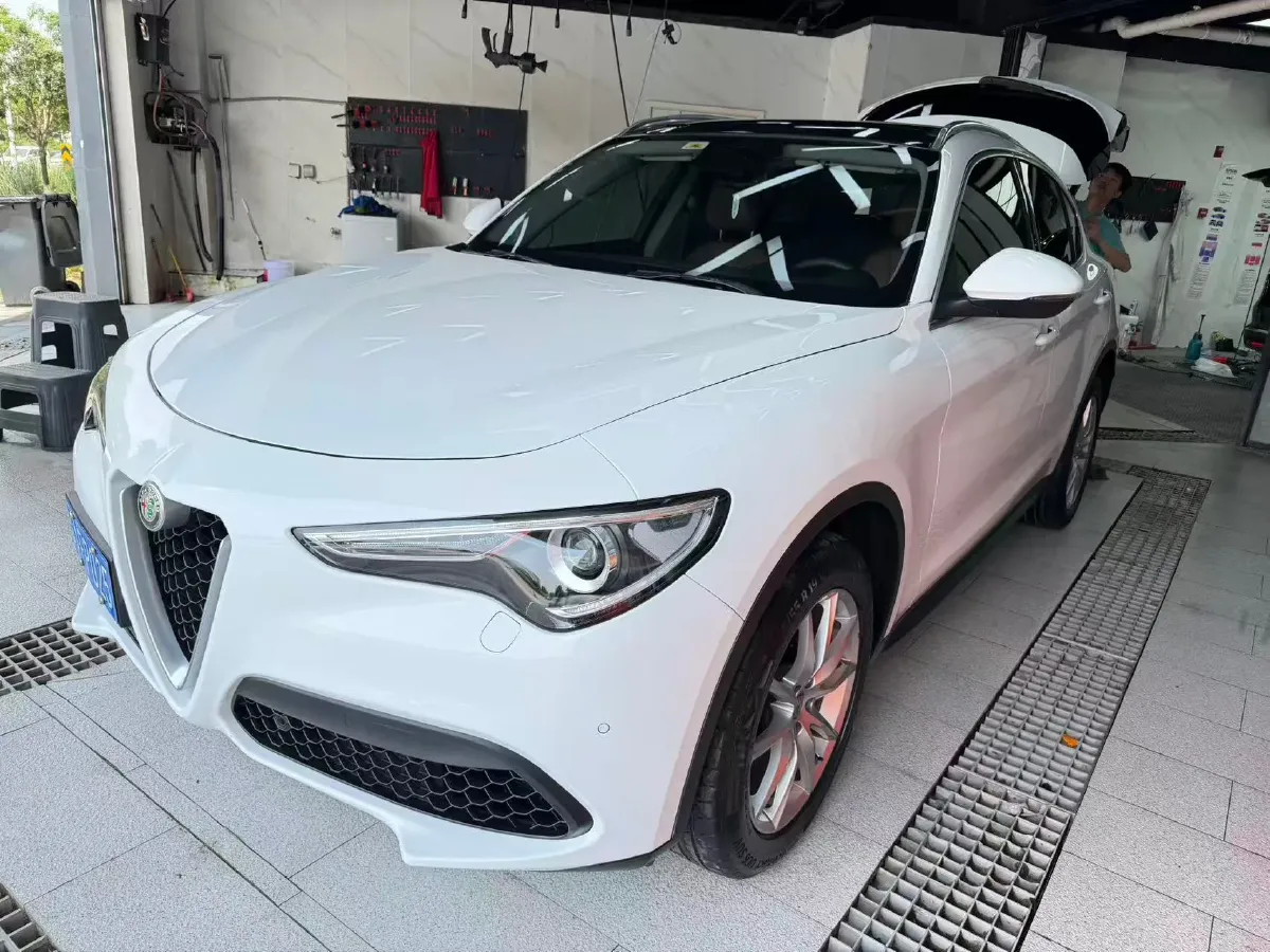 2017 Alfa Romeo Stelvio 2.0T 280HP L4 8AT,autocango,china used car exporter,china ev exporter,chinese used car exporter,chinese used ev exporter
