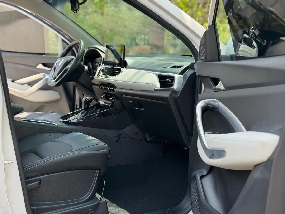 2018 BaoJun 530 1.5T 150HP L4 6DCT,autocango,china used car exporter,china ev exporter,chinese used car exporter,chinese used ev exporter