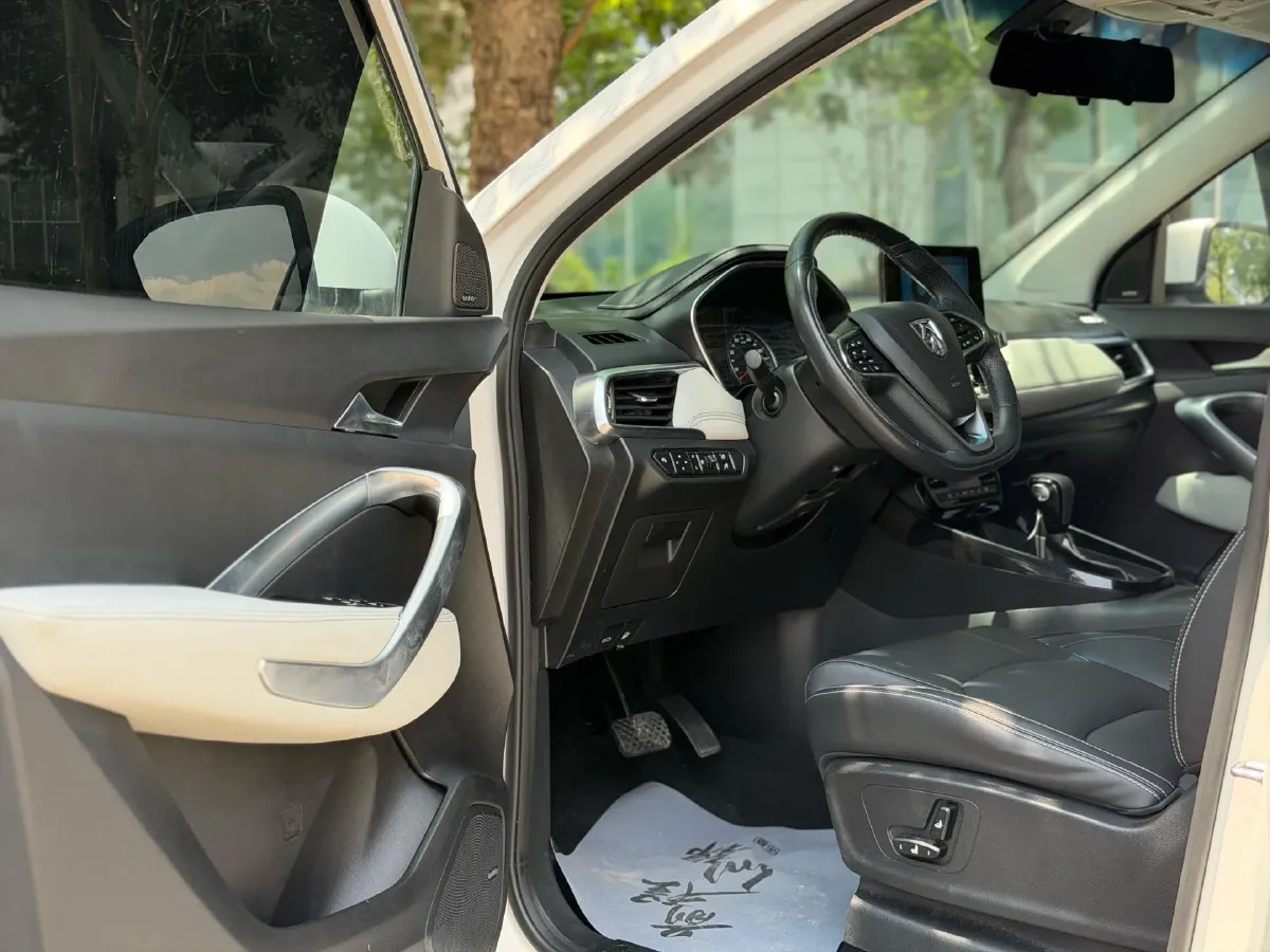 2018 BaoJun 530 1.5T 150HP L4 6DCT,autocango,china used car exporter,china ev exporter,chinese used car exporter,chinese used ev exporter