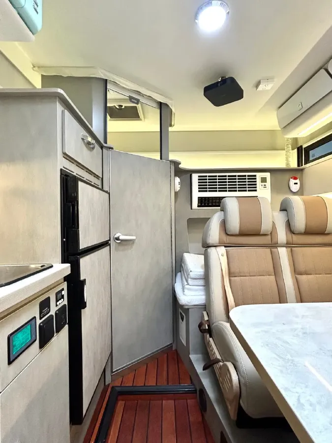 2011 Toyota Hiace 2.7L 154HP L4 4AT,autocango,china used car exporter,china ev exporter,chinese used car exporter,chinese used ev exporter