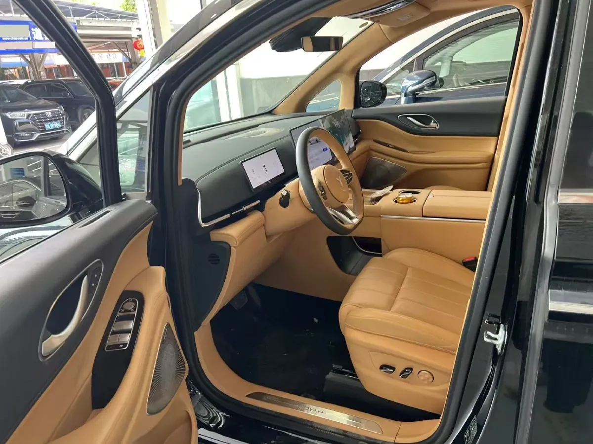 2025 Voyah Dream 1.5T 150HP L4 PHEV 41.7KWH,autocango,china used car exporter,china ev exporter,chinese used car exporter,chinese used ev exporter