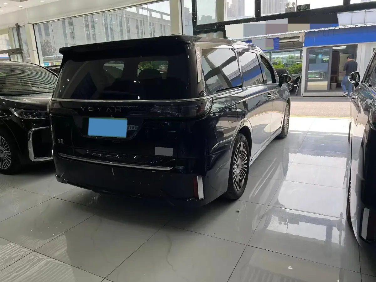 2025 Voyah Dream 1.5T 150HP L4 PHEV 41.7KWH,autocango,china used car exporter,china ev exporter,chinese used car exporter,chinese used ev exporter