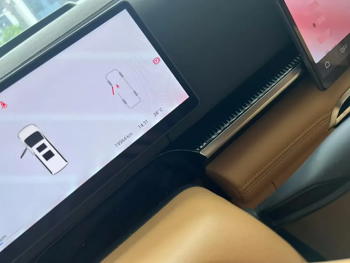 2025 Voyah Dream 1.5T 150HP L4 PHEV 41.7KWH,autocango,china used car exporter,china ev exporter,chinese used car exporter,chinese used ev exporter