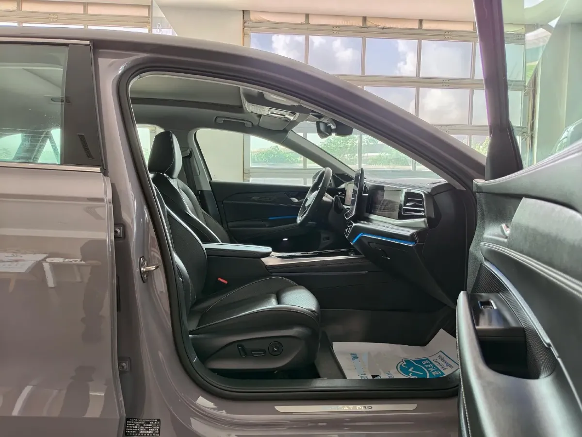 2025 Volkswagen Passat 2.0T 220HP L4 7DCT,autocango,china used car exporter,china ev exporter,chinese used car exporter,chinese used ev exporter