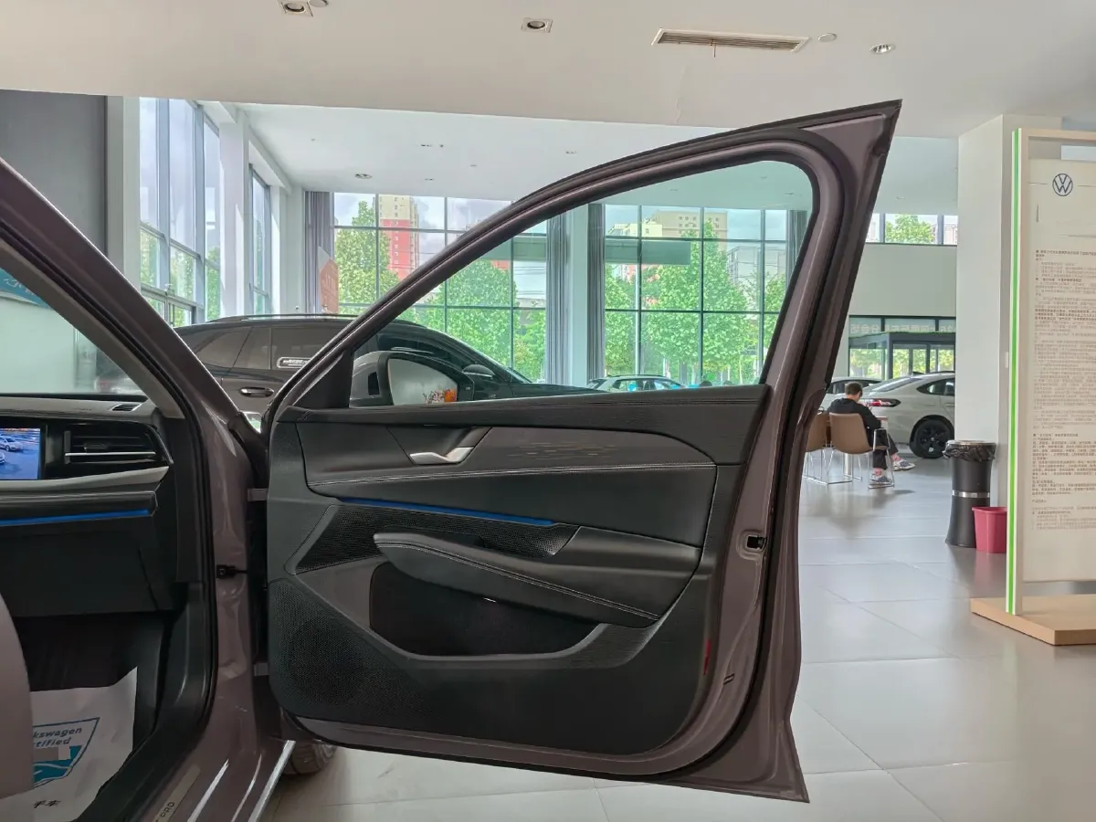 2025 Volkswagen Passat 2.0T 220HP L4 7DCT,autocango,china used car exporter,china ev exporter,chinese used car exporter,chinese used ev exporter