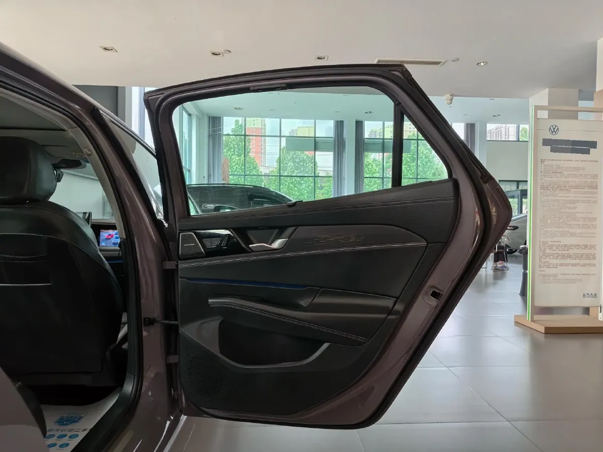 2025 Volkswagen Passat 2.0T 220HP L4 7DCT,autocango,china used car exporter,china ev exporter,chinese used car exporter,chinese used ev exporter