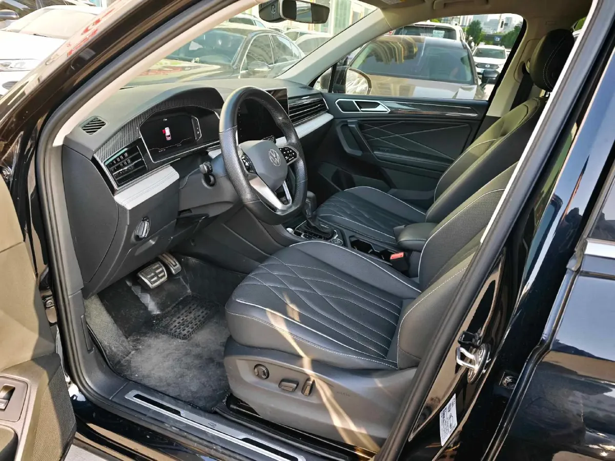 2023 Volkswagen Tiguan L 2.0T 220HP L4 7DCT,autocango,china used car exporter,china ev exporter,chinese used car exporter,chinese used ev exporter