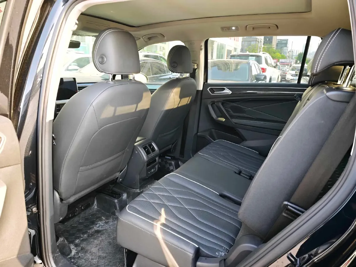 2023 Volkswagen Tiguan L 2.0T 220HP L4 7DCT,autocango,china used car exporter,china ev exporter,chinese used car exporter,chinese used ev exporter