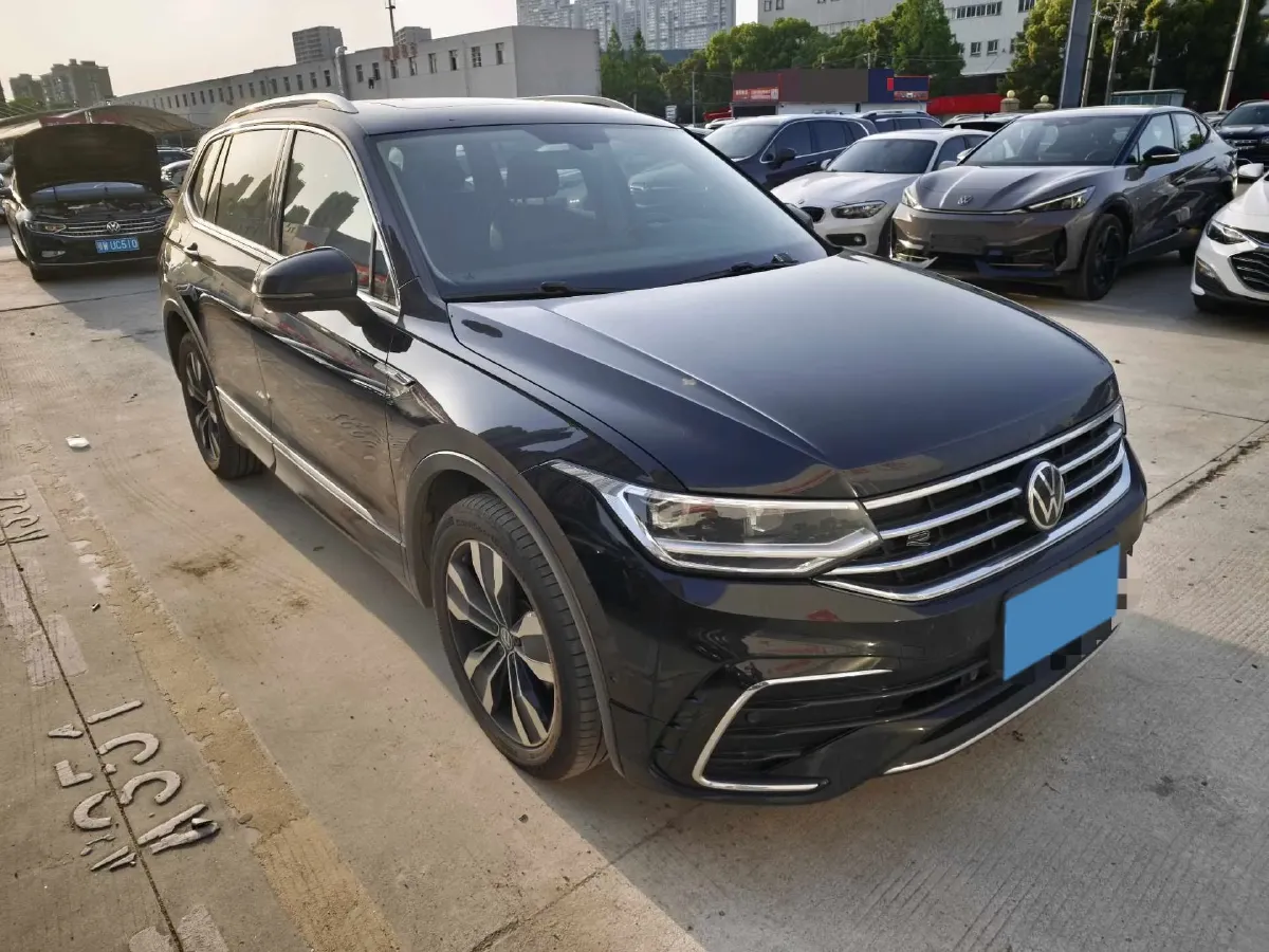2023 Volkswagen Tiguan L 2.0T 220HP L4 7DCT,autocango,china used car exporter,china ev exporter,chinese used car exporter,chinese used ev exporter