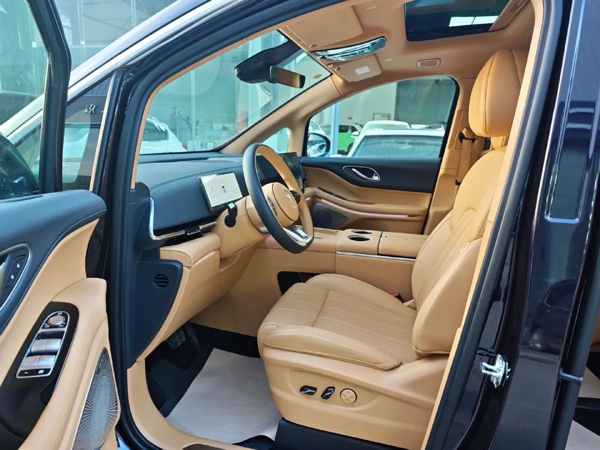 2025 Voyah Dream 1.5T 150HP L4 PHEV 41.7KWH,autocango,china used car exporter,china ev exporter,chinese used car exporter,chinese used ev exporter