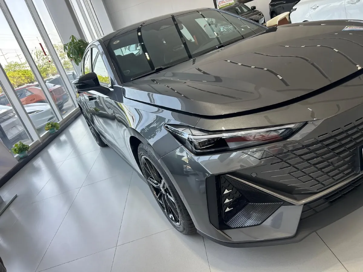 2024 ChangAn UNI-V 1.5T 188HP L4 7DCT,autocango,china used car exporter,china ev exporter,chinese used car exporter,chinese used ev exporter