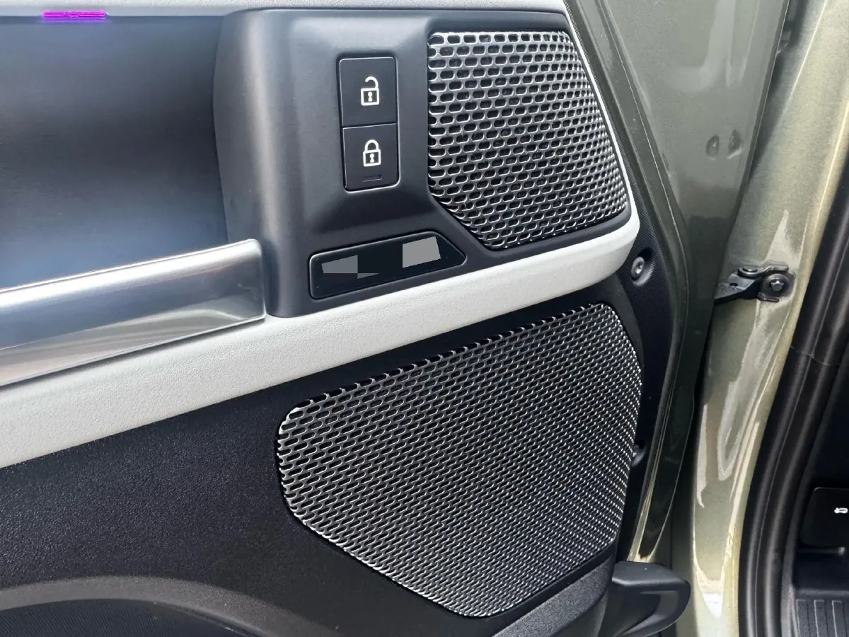 2023 Land Rover Defender 3.0T 400HP L6 8AT,autocango,china used car exporter,china ev exporter,chinese used car exporter,chinese used ev exporter