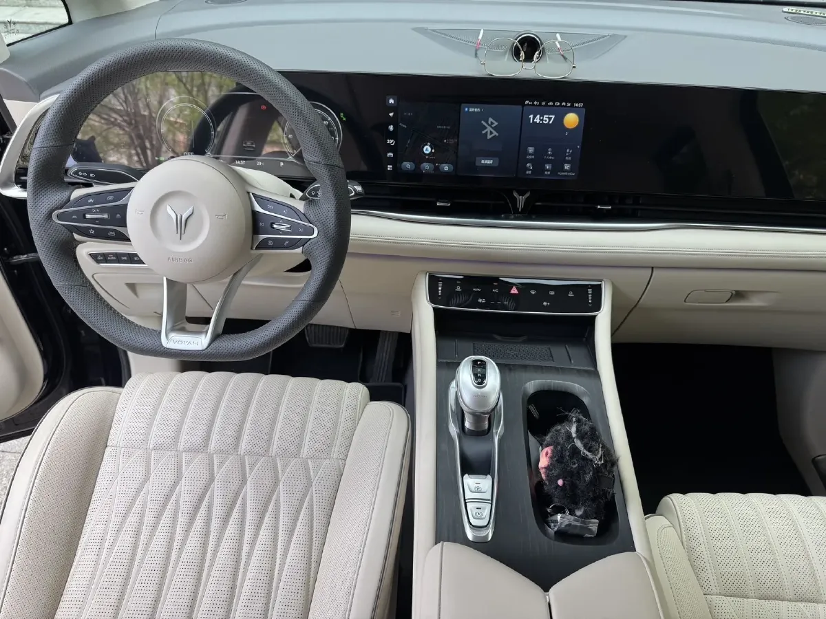 2024 Voyah Dream 1.5T 150HP L4 PHEV 43KWH,autocango,china used car exporter,china ev exporter,chinese used car exporter,chinese used ev exporter