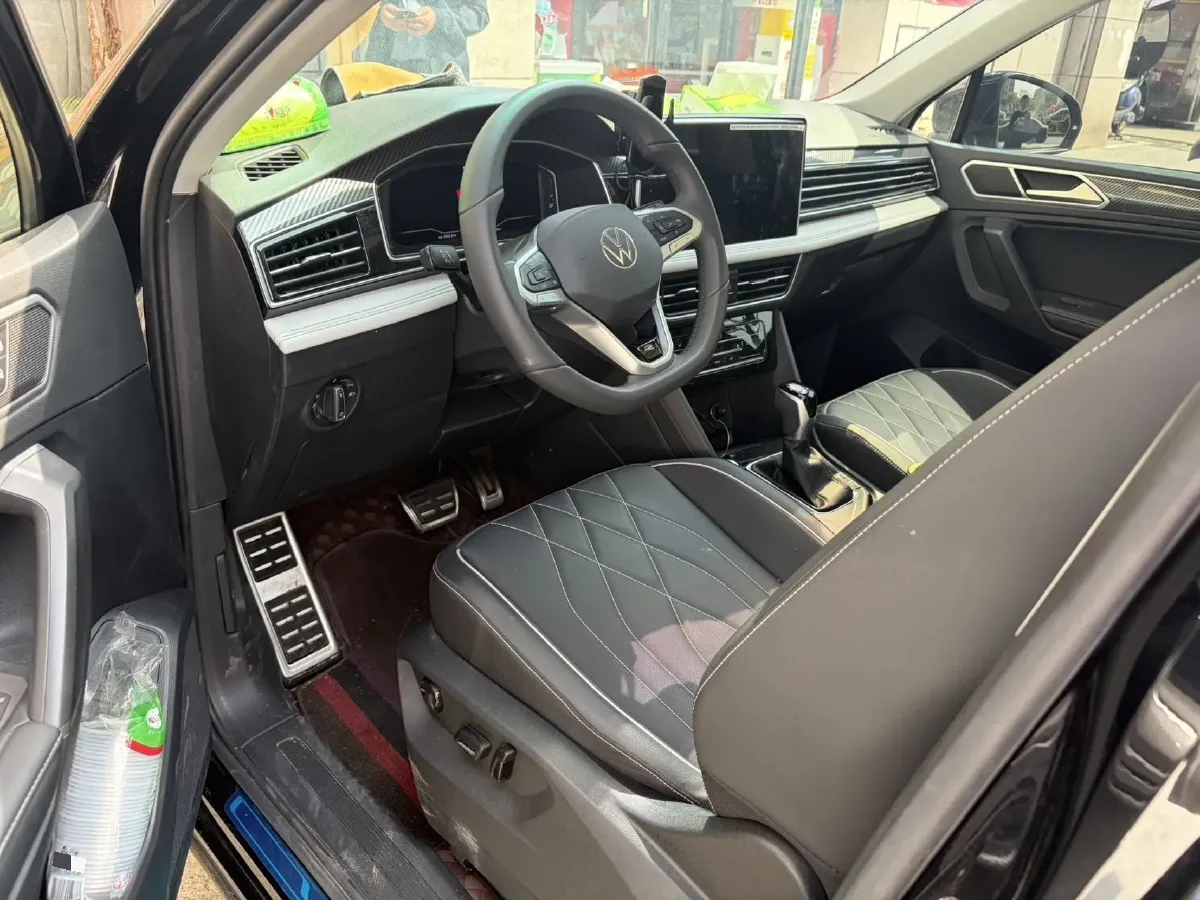 2025 Volkswagen Tiguan L 2.0T 186HP L4 7DCT,autocango,china used car exporter,china ev exporter,chinese used car exporter,chinese used ev exporter