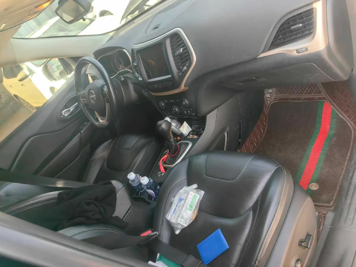 2017 Jeep Cherokee 2.4L 175HP L4 9AT,autocango,china used car exporter,china ev exporter,chinese used car exporter,chinese used ev exporter