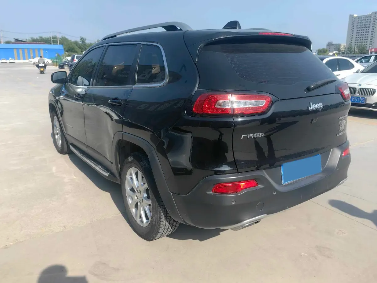 2017 Jeep Cherokee 2.4L 175HP L4 9AT,autocango,china used car exporter,china ev exporter,chinese used car exporter,chinese used ev exporter