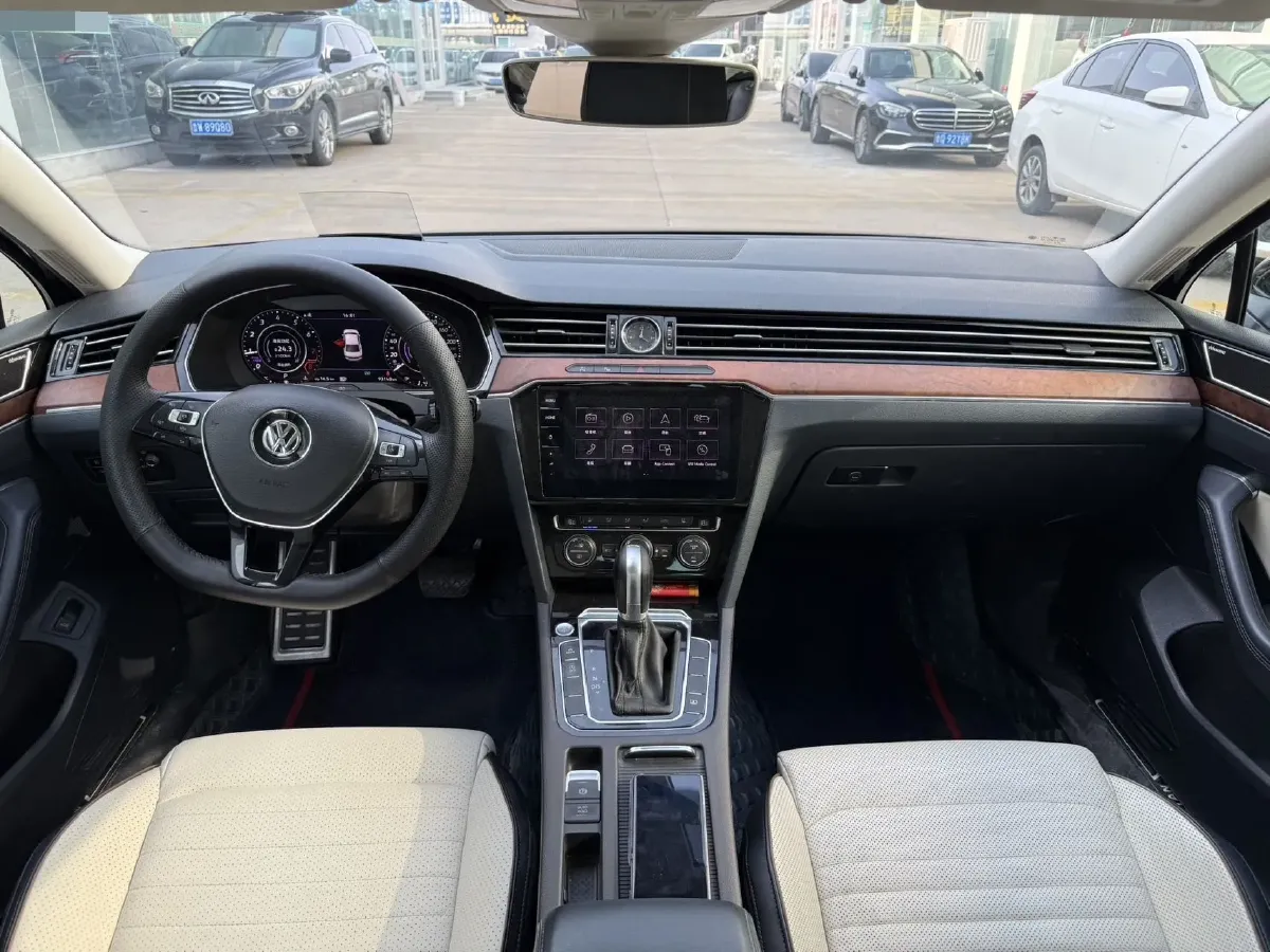 2019 Volkswagen Magotan 2.0T 220HP L4 7DCT,autocango,china used car exporter,china ev exporter,chinese used car exporter,chinese used ev exporter