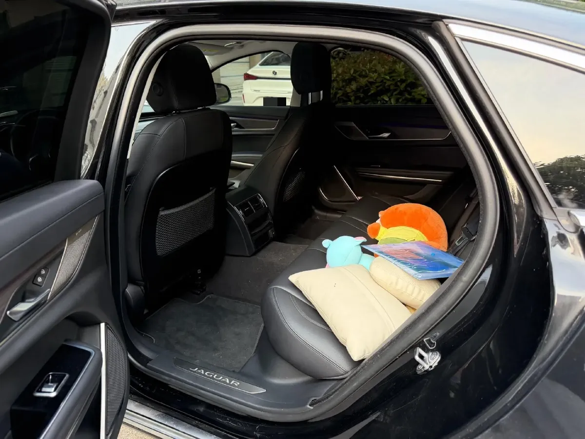 2022 Jaguar XFL 2.0T 200HP L4 8AT,autocango,china used car exporter,china ev exporter,chinese used car exporter,chinese used ev exporter