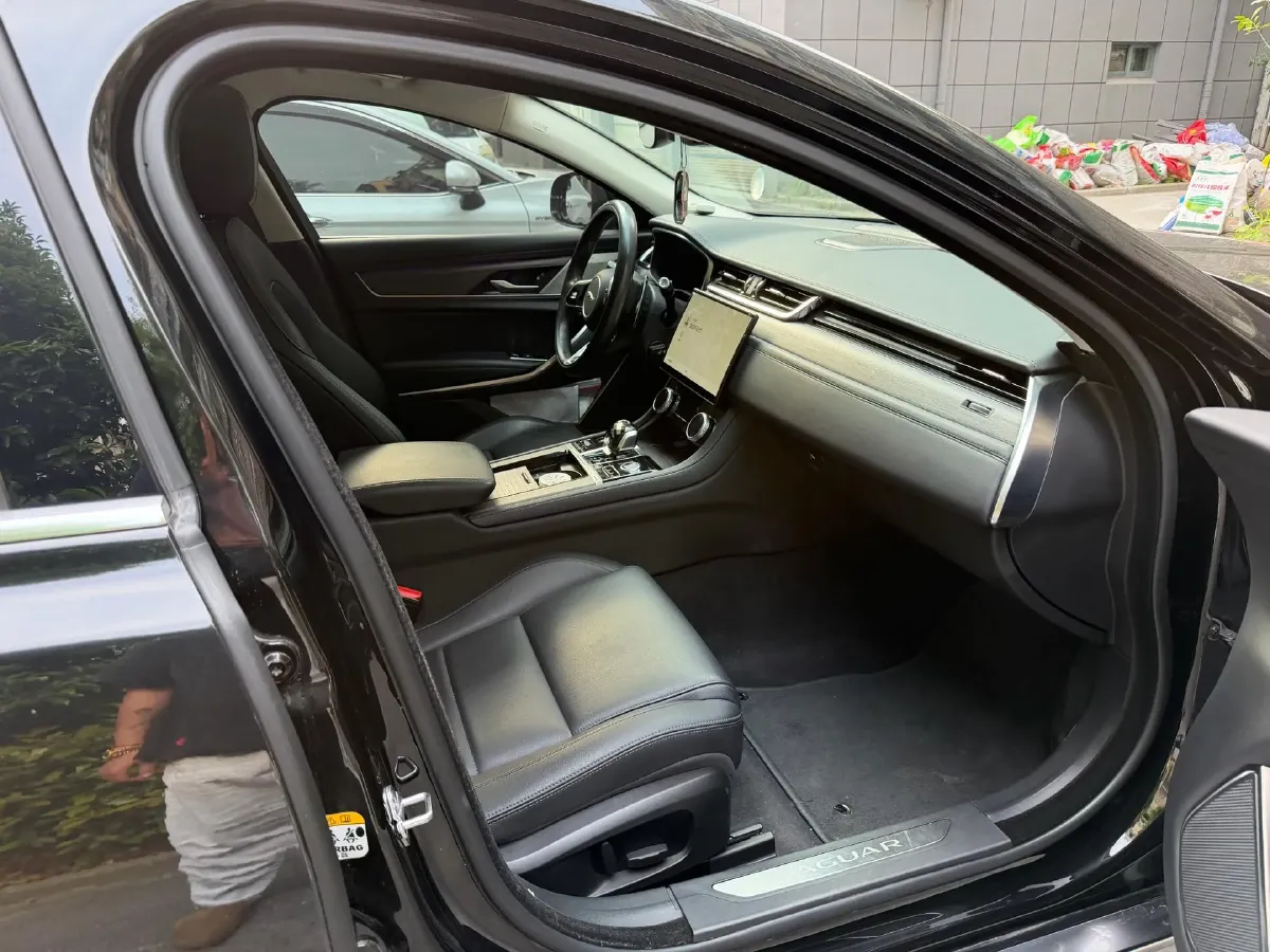 2022 Jaguar XFL 2.0T 200HP L4 8AT,autocango,china used car exporter,china ev exporter,chinese used car exporter,chinese used ev exporter